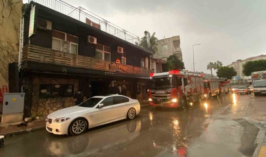 Antalya’da bir restoranda çıkan baca yangını, itfaiyenin hızlı müdahalesiyle söndürülürken,