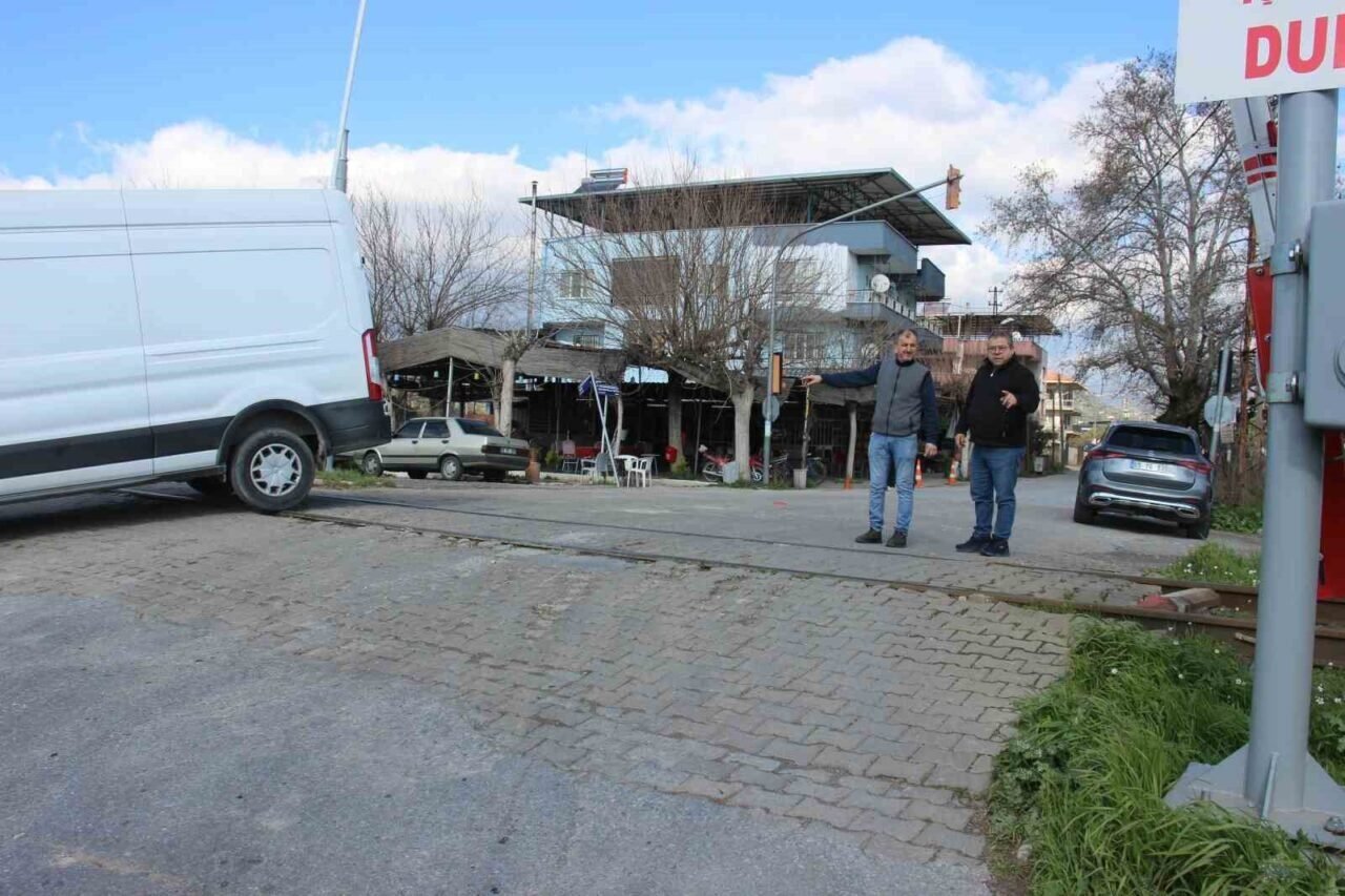 Yıllardır yapılmayan yol, hem çevre sakinleri hem sürücüleri korkutuyor