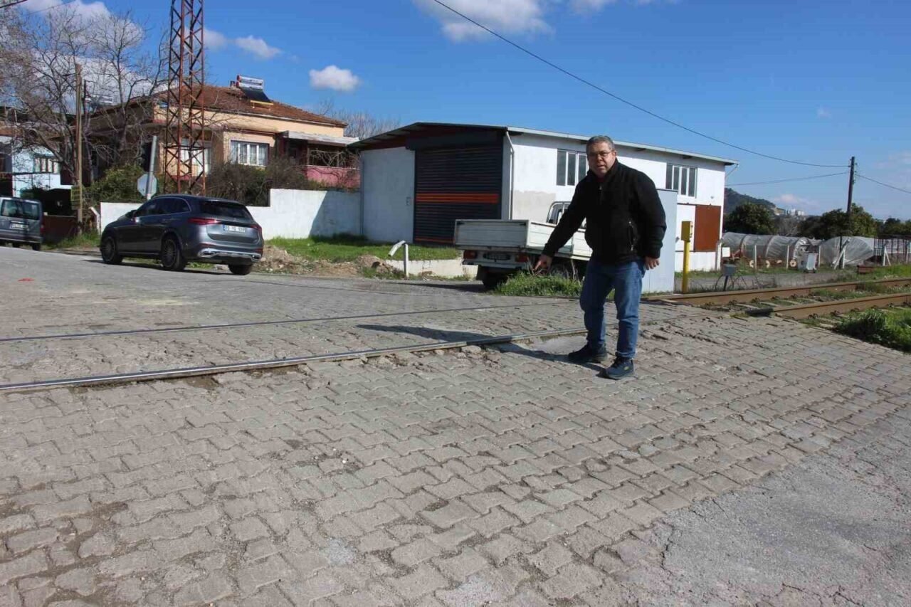 Yıllardır yapılmayan yol, hem çevre sakinleri hem sürücüleri korkutuyor