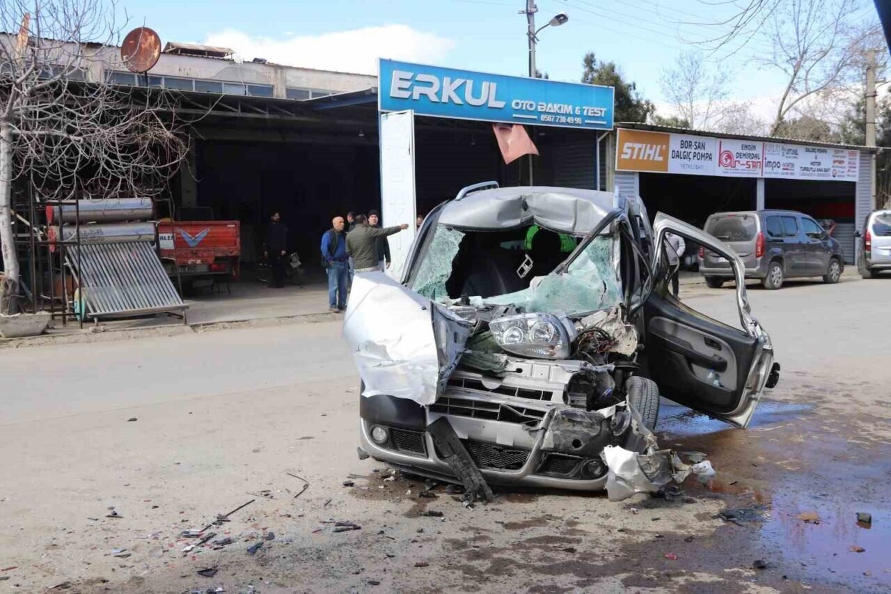 Yolda yürürken park halindeki kamyonun altında kaldı