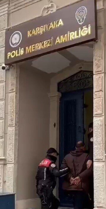 28 yıl hapis cezasıyla aranan dolandırıcı İzmir’de yakalandı 28 yıl hapis cezasıyla aranan dolandırıcı İzmir’de yakalandı
