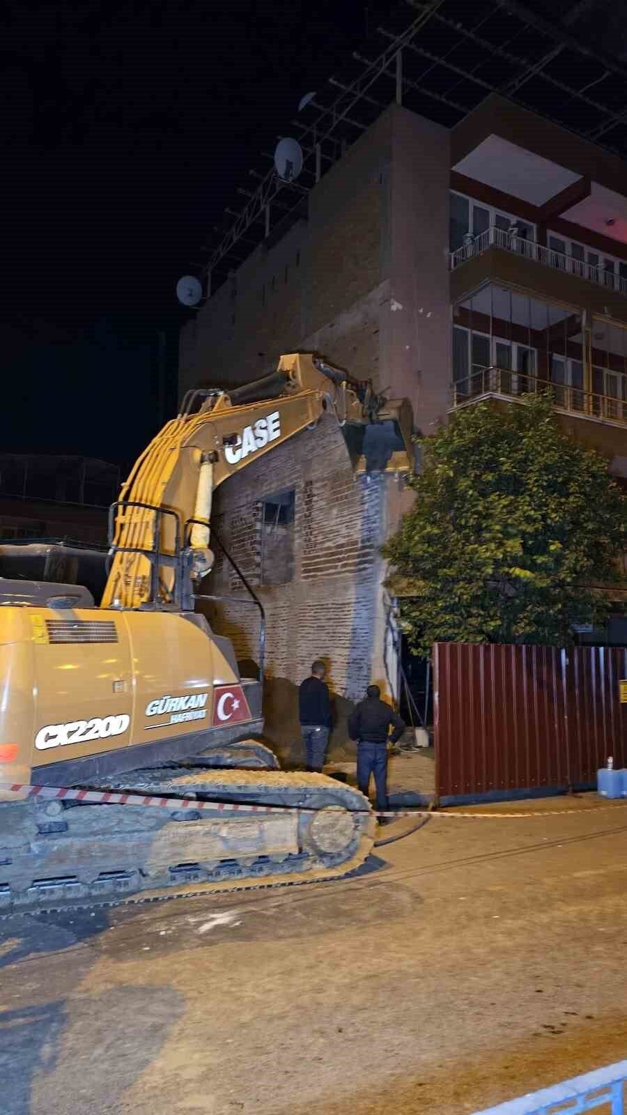 3 katlı bina yıkılmasın diye kepçeyle desteklendi