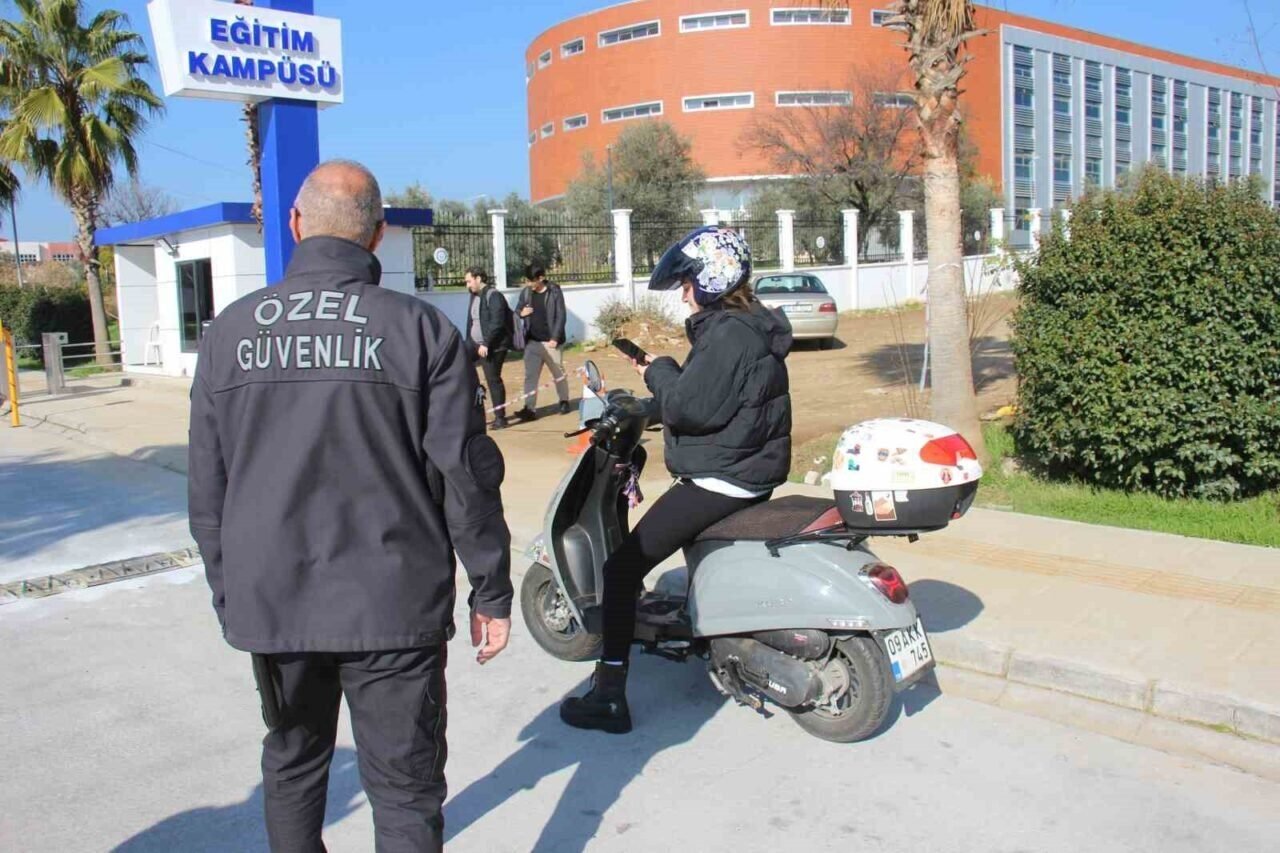 ADÜ’de ücretli geçiş kararındaki adaletsizliğe öğrencilerden tepki