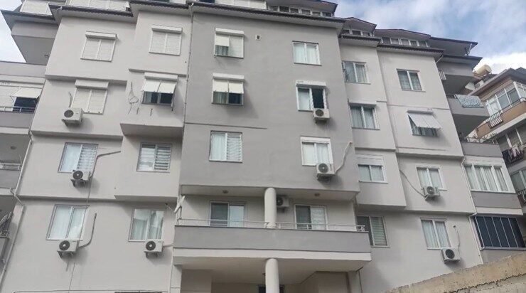 Antalya’nın Alanya ilçesinde 6 katlı binanın 4’üncü katındaki dairenin penceresinden