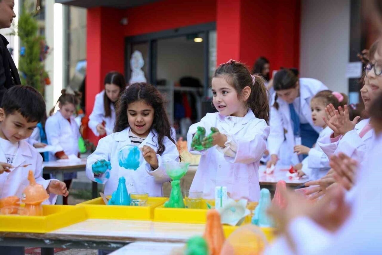 Alanya’da çocuklar Bilim Şenliği’nde buluştu