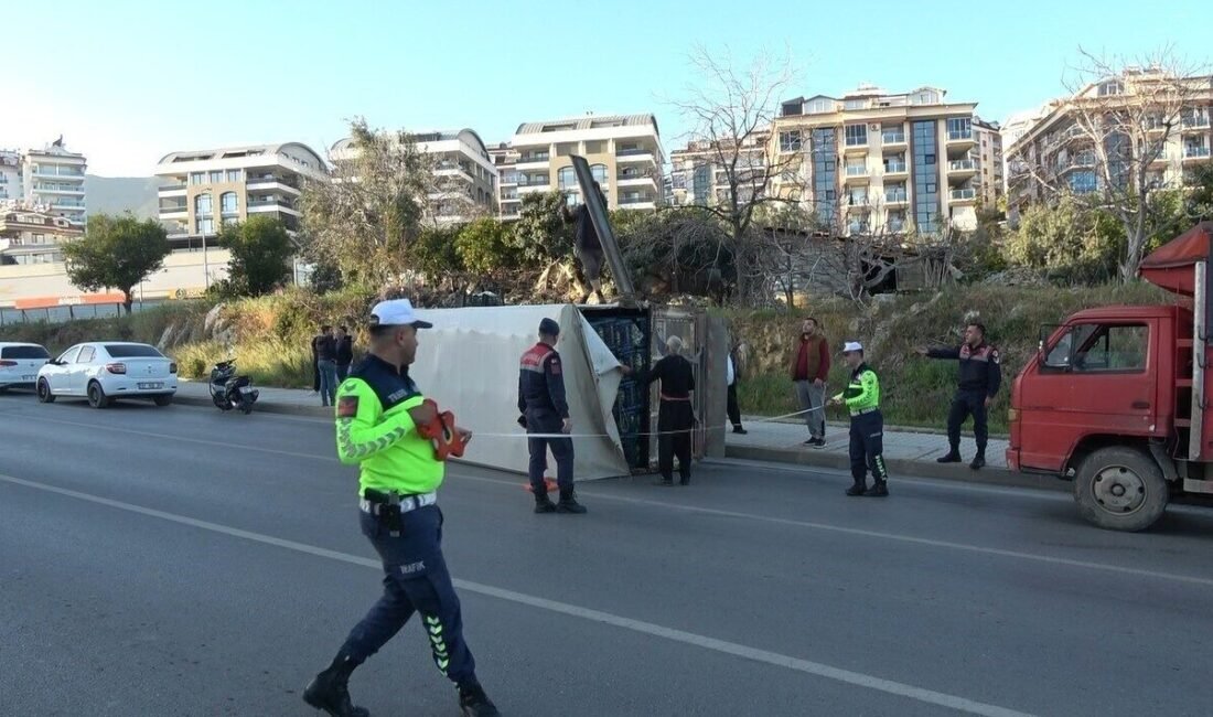 Antalya’nın Alanya ilçesinde kontrolden çıkan muz yüklü kamyonetin devrildiği kazada