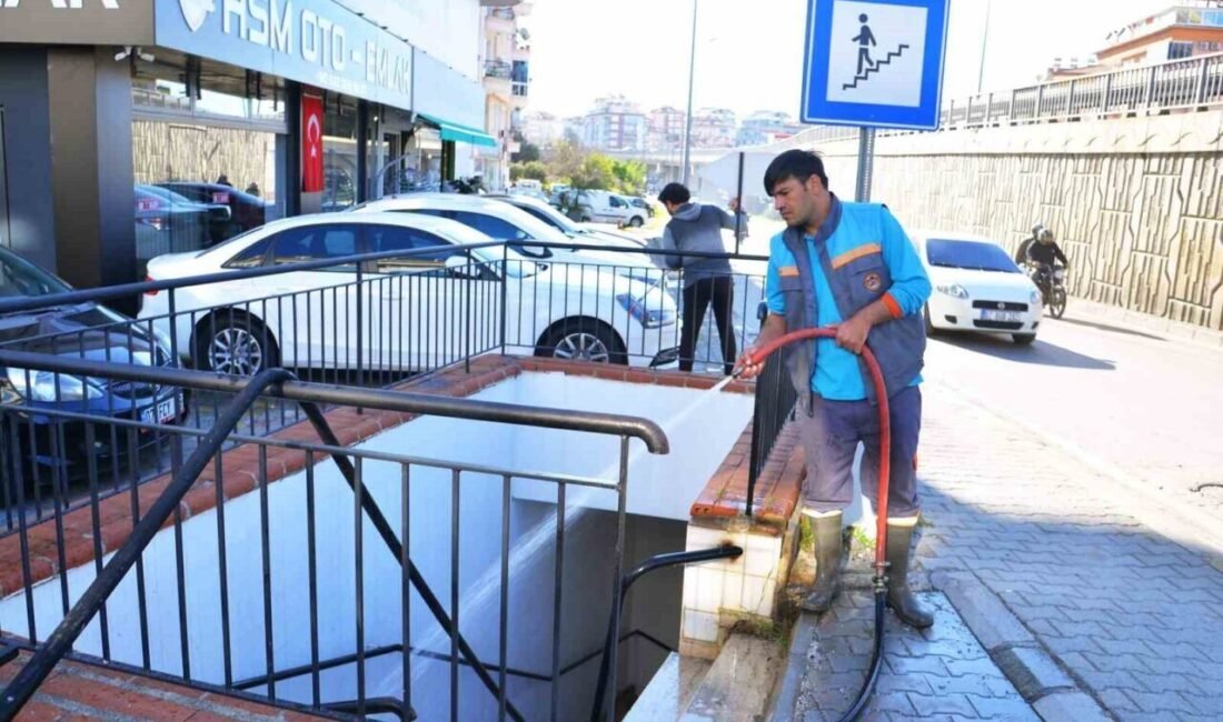 Alanya Belediyesi Temizlik İşleri Müdürlüğü ekipleri yaklaşan turizm sezonu öncesi