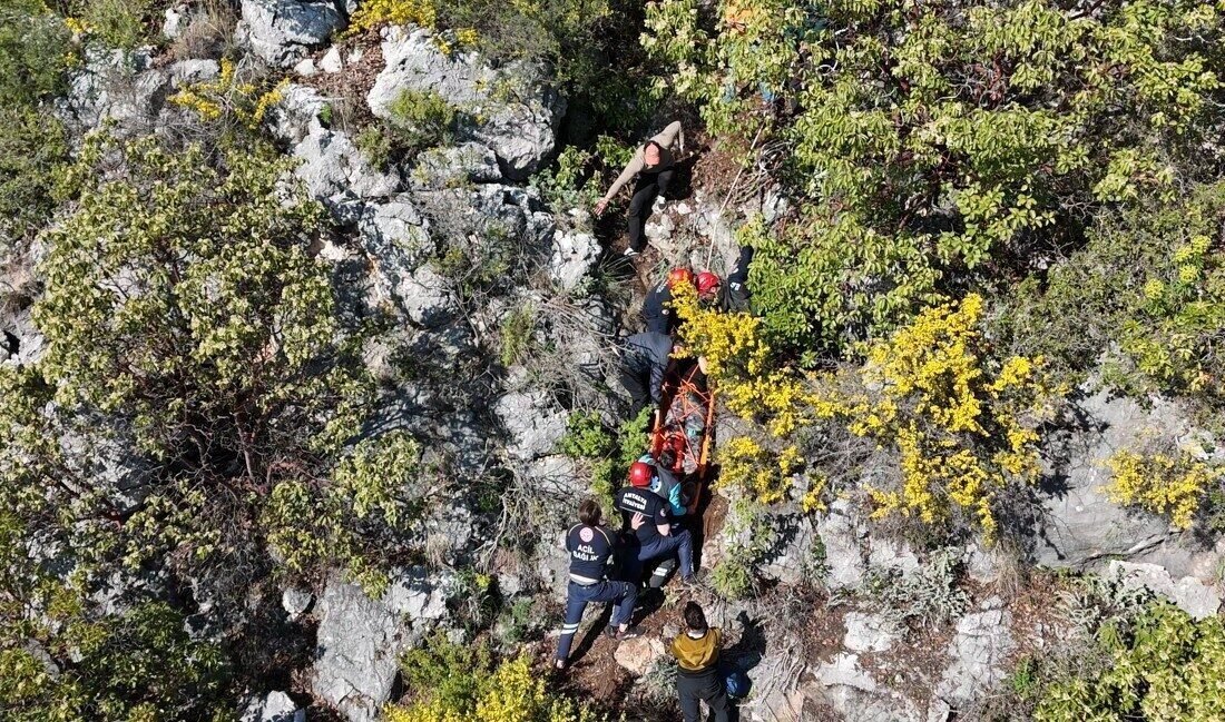 Antalya’nın Alanya ilçesinde paraşütle havalanan bir kişi, alçak uçuş yaptığı