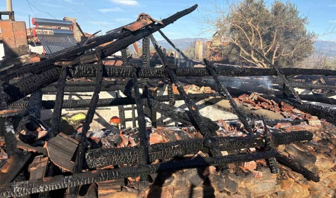 Aydın’ın Karacasu ilçesinde çıkan yangında alevlere teslim olan müstakil bir