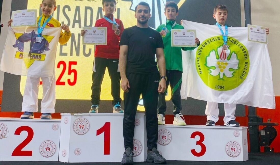 Aliağa Belediyesi Spor Okulları bünyesinde eğitim gören karate kursunun öğrencileri,