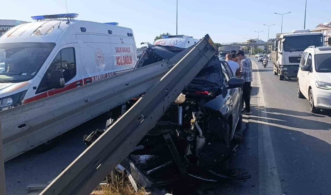 Antalya’da köprülü kavşak yan yola giren otomobil, karayoluna çıkan ve