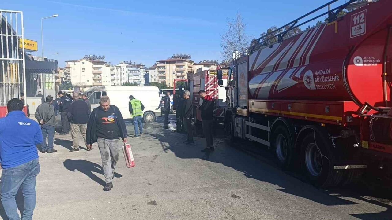 Antalya’da kaportacıya bırakılan araçta yangın çıktı