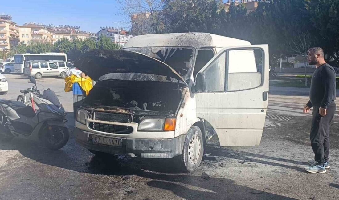 Antalya’da tamir için kaportacıya bırakılan kamyonet motor kısmında çıkan yangında