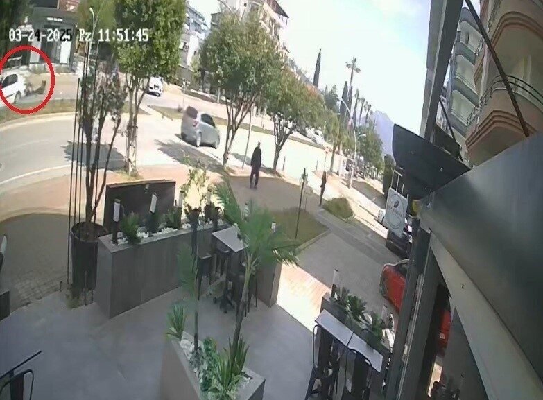 Antalya’nın Gazipaşa ilçesinde otomobille motosikletin çarpıştığı kazada 2 kişi yaralandı.
