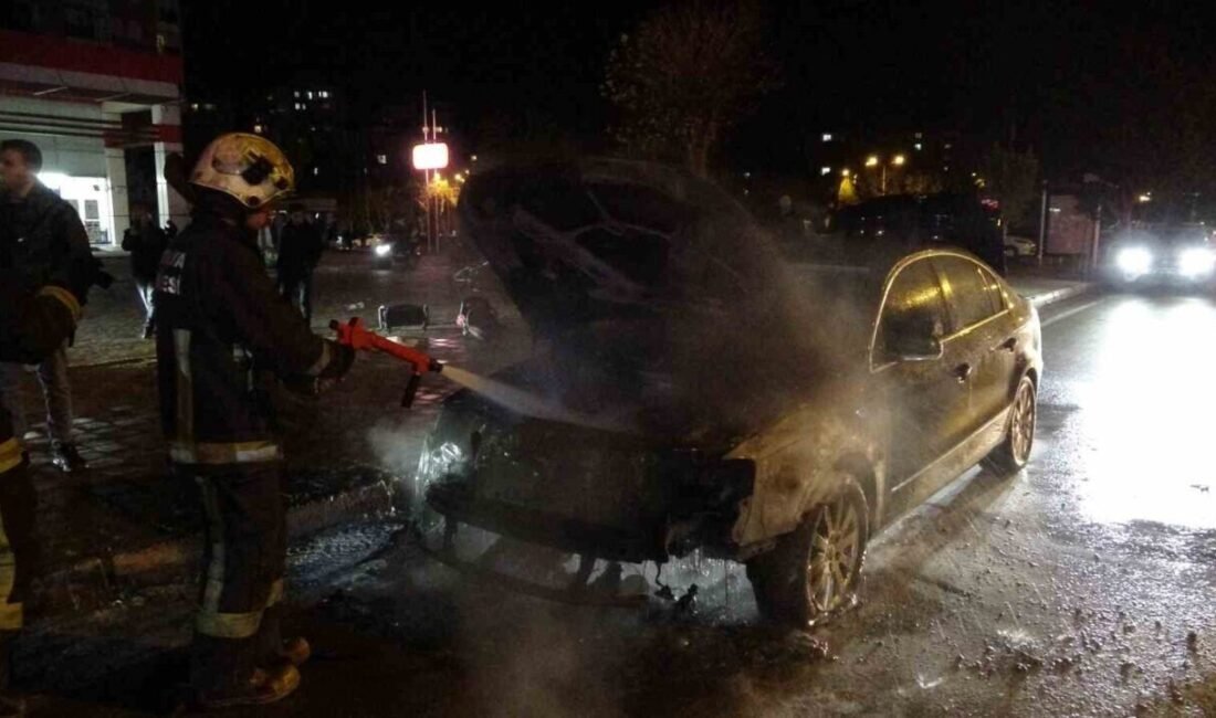 Antalya’da seyir halindeyken motor kısmından alev alan otomobil, itfaiye ekiplerince