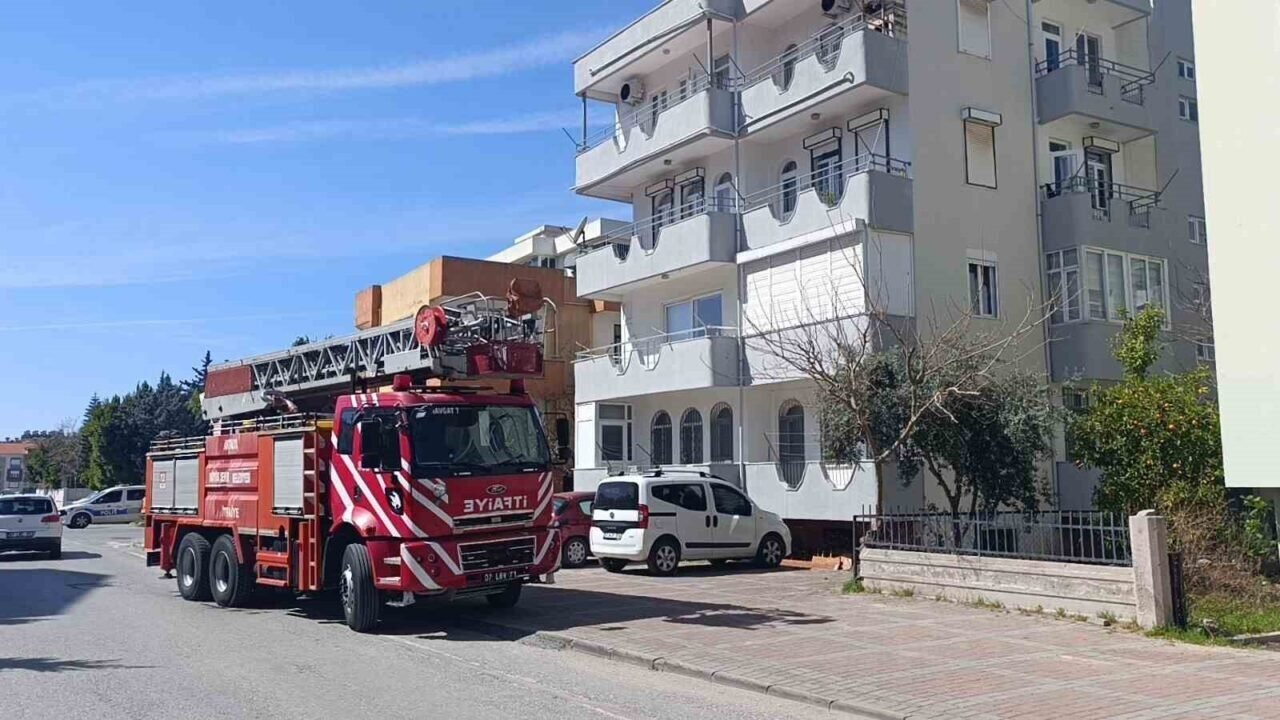 Apartmanın balkonunda çıkan yangını bina sakinleri söndürdü