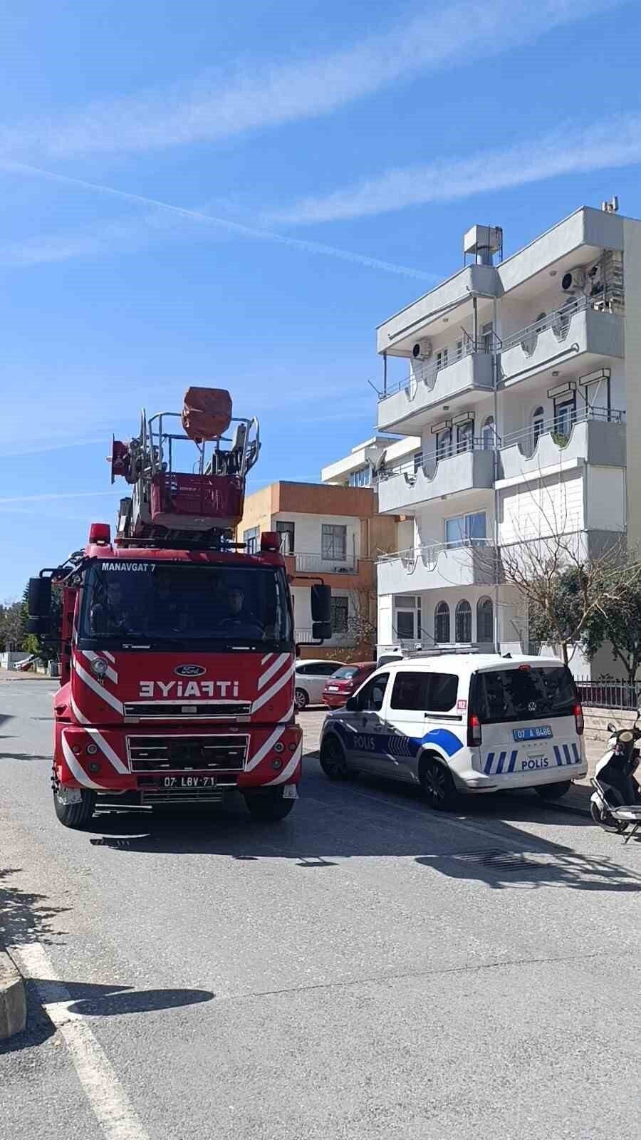 Apartmanın balkonunda çıkan yangını bina sakinleri söndürdü