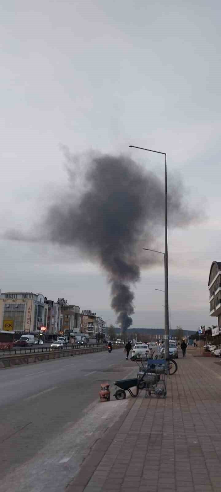 Atık malzeme yangınından çıkan dumanlar gökyüzünü kapladı