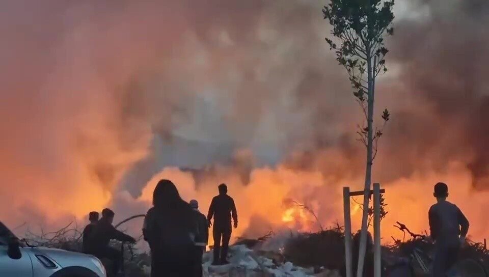 Antalya’da atık malzemelerin bulunduğu boşluk alanda çıkan yangında gökyüzünü dumanlar