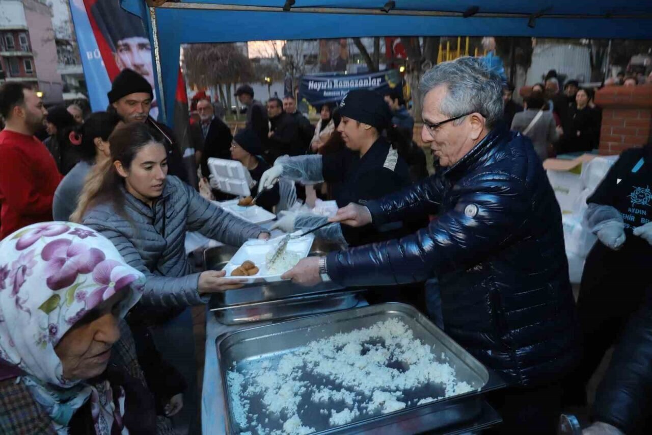 Aydın BŞB’nin Nazilli’deki ilk iftar sofrası doldu taştı