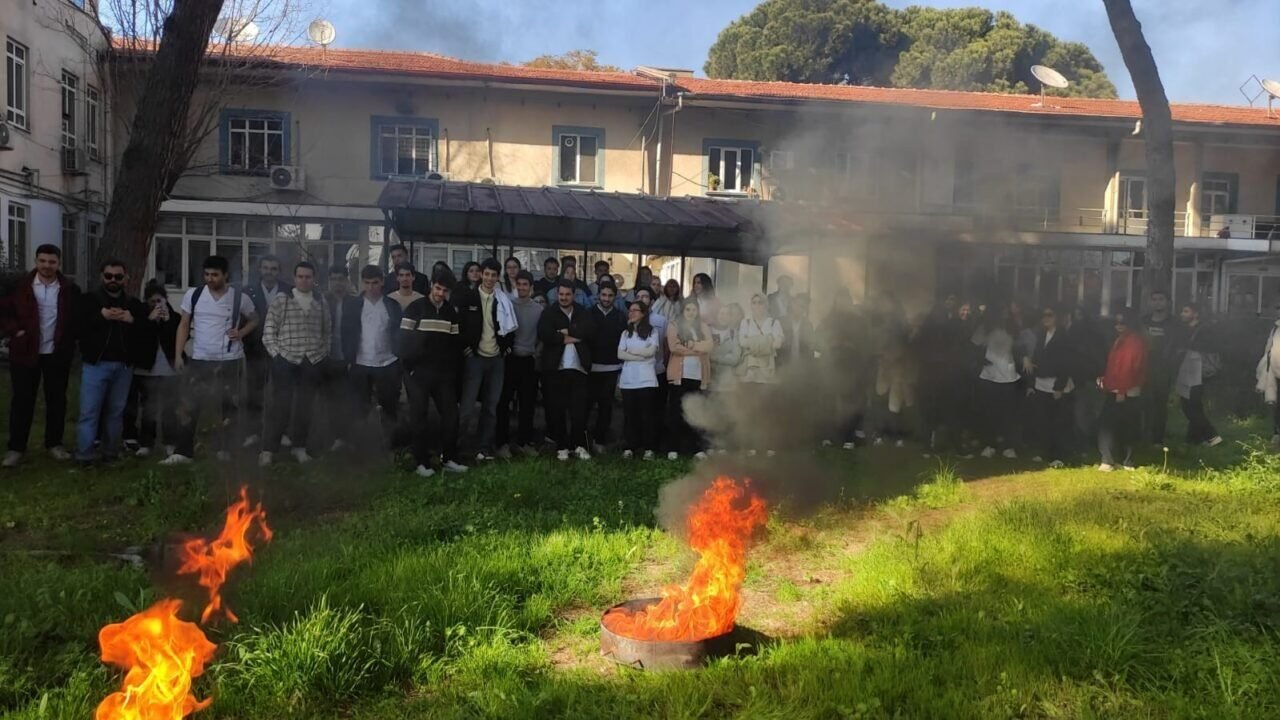 Aydın’da itfaiye ekipleri üniversite öğrencilerine yangın ve tahliye eğitimi verdi