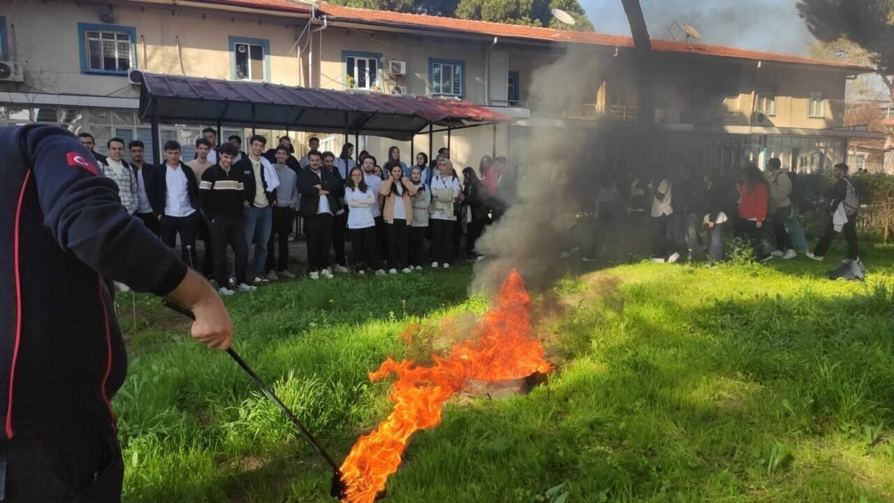 Aydın’da itfaiye ekipleri üniversite öğrencilerine yangın ve tahliye eğitimi verdi