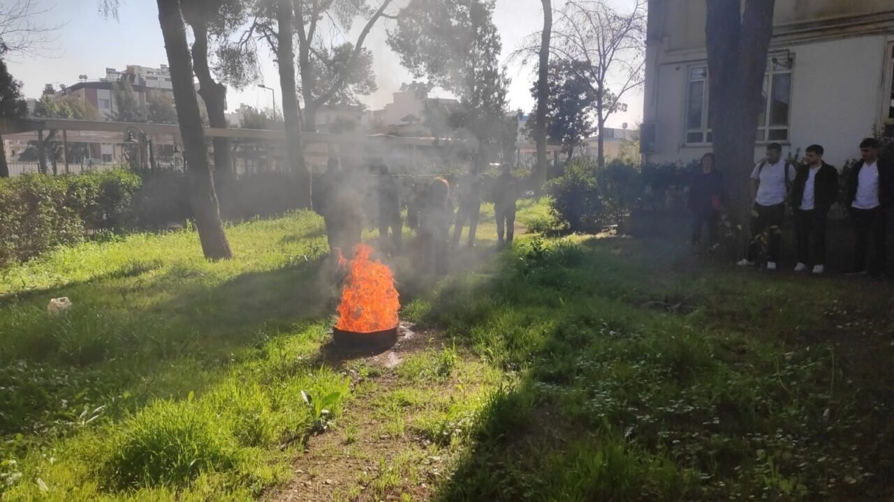 Aydın’da itfaiye ekipleri üniversite öğrencilerine yangın ve tahliye eğitimi verdi