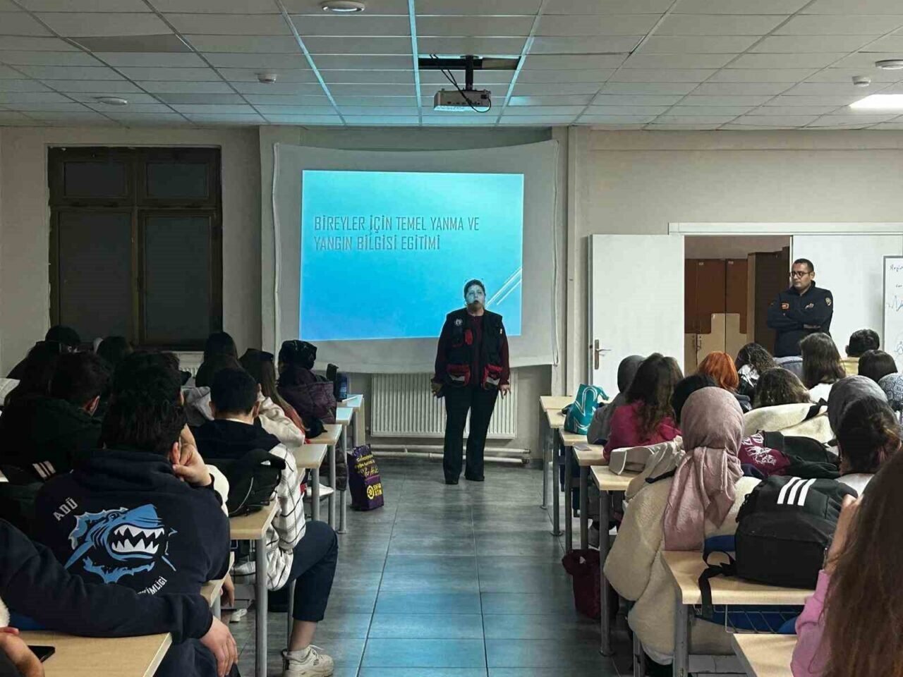 Aydın’da itfaiye ekipleri üniversite öğrencilerine yangın ve tahliye eğitimi verdi