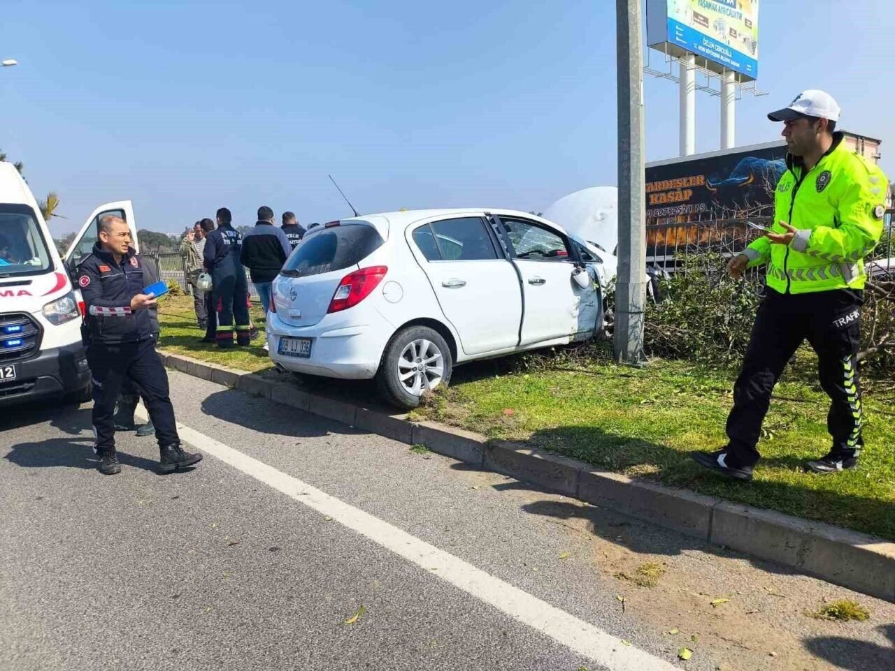 Aydın’da otomobil refüje çıktı: 1 yaralı