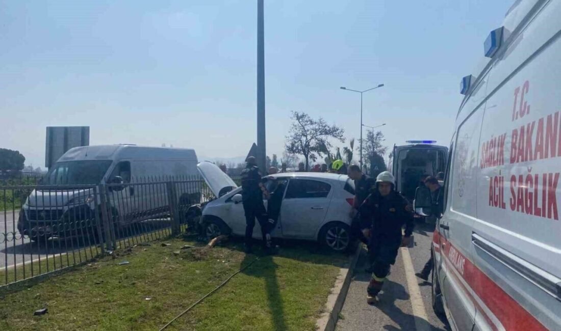 Aydın’ın Efeler ilçesinde, refüjdeki aydınlatma direğine çarpan otomobilde bulunan bir