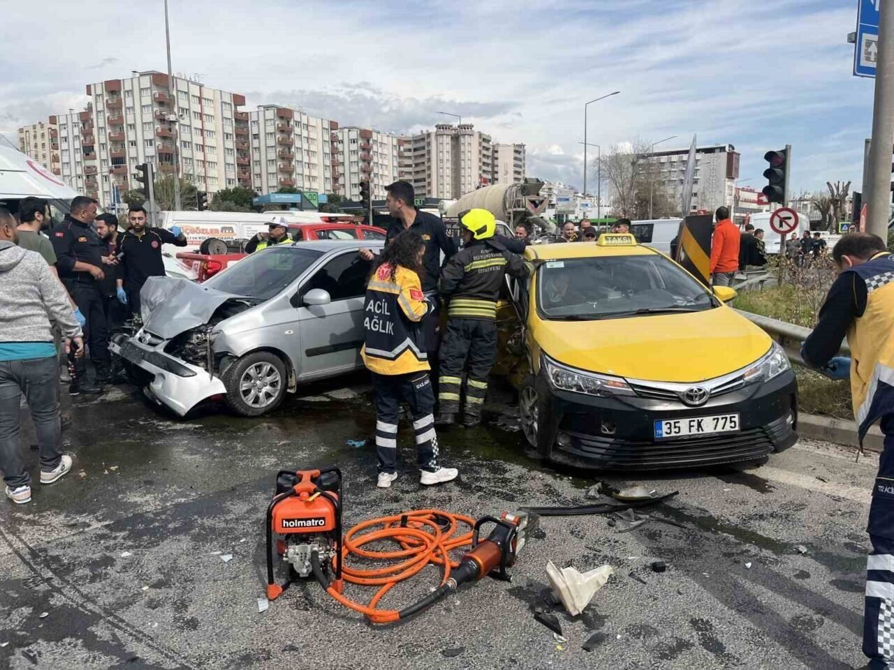 Aydın’da taksi ile otomobil çarpıştı: 2 yaralı