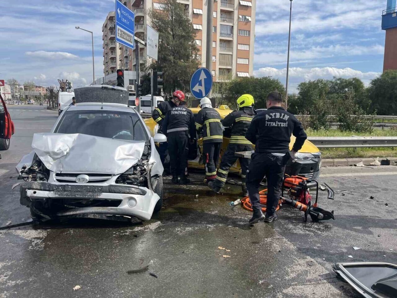 Aydın’da taksi ile otomobil çarpıştı: 2 yaralı