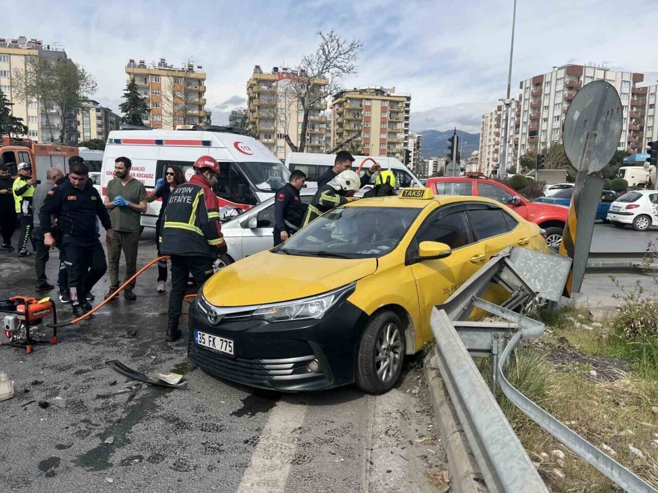 Aydın’da taksi ile otomobil çarpıştı: 2 yaralı