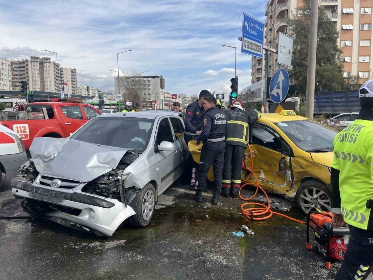 Aydın’da taksi ile otomobil çarpıştı: 2 yaralı