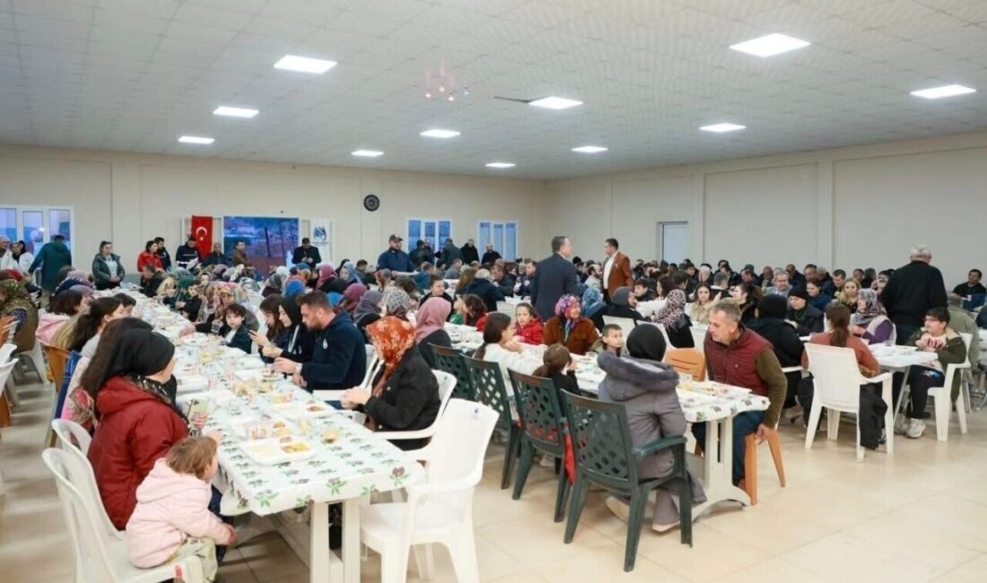 Yunusemre Belediye Başkanı Semih Balaban Osmancalı’da kurulan iftar sofrasında vatandaşlarla