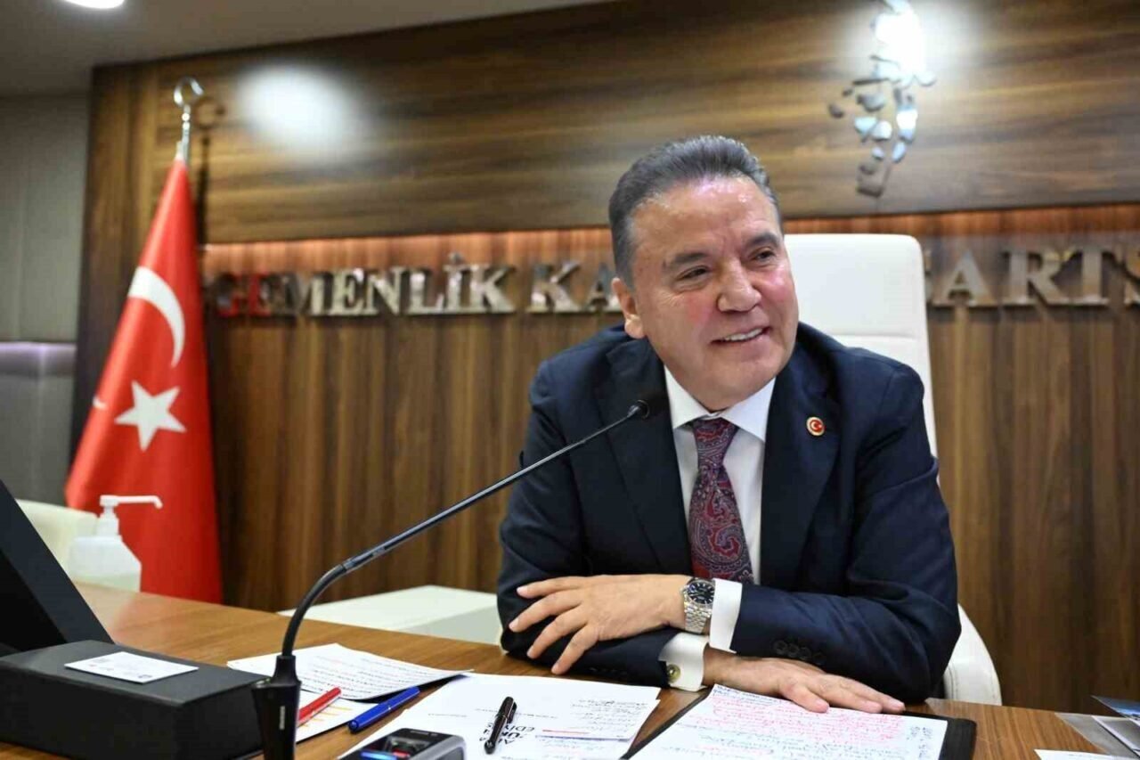 Başkan Böcek: "Ben 148 tane akıllı kavşak yaptım, hükümet de üzerine düşeni yapmalı"