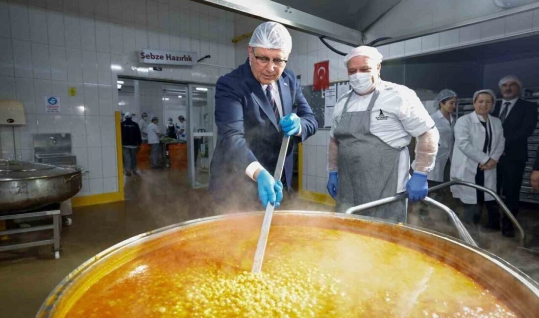 İzmir Büyükşehir Belediye Başkanı Dr. Cemil Tugay, tencerelerin ihtiyaç sahibi