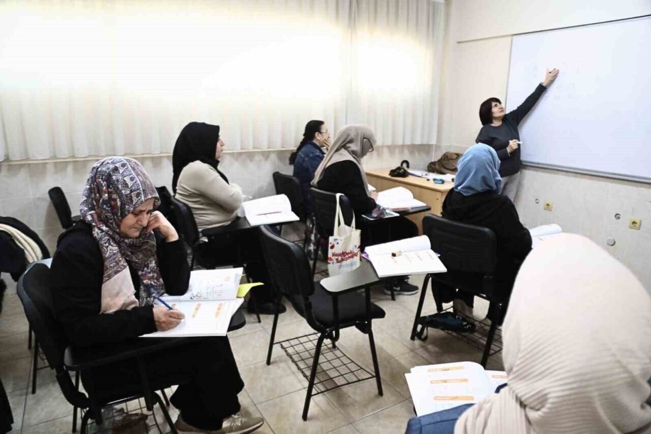 Bayraklı Belediyesinden hayatlara dokunan kurs