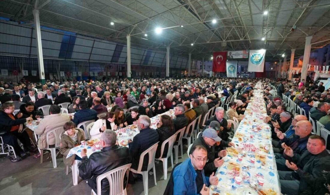 Ramazan ayının bereketini, kurduğu iftar sofralarıyla kentin dört bir yanına