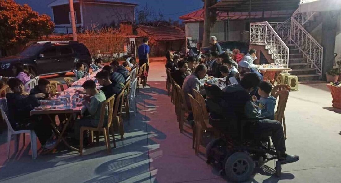Manisa’nın Sarıgöl ilçesi Bereketli Mahallesi camisinde gençlere ve çocuklara geleneksel