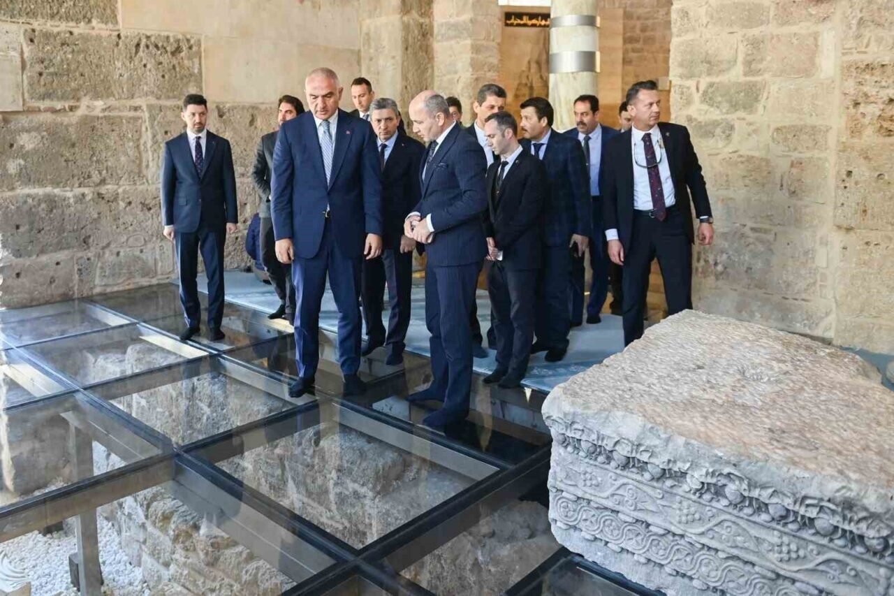 Bin 300 taş tek tek yerine monte edildi: Şehzade Korkut Camii eski görkeminde