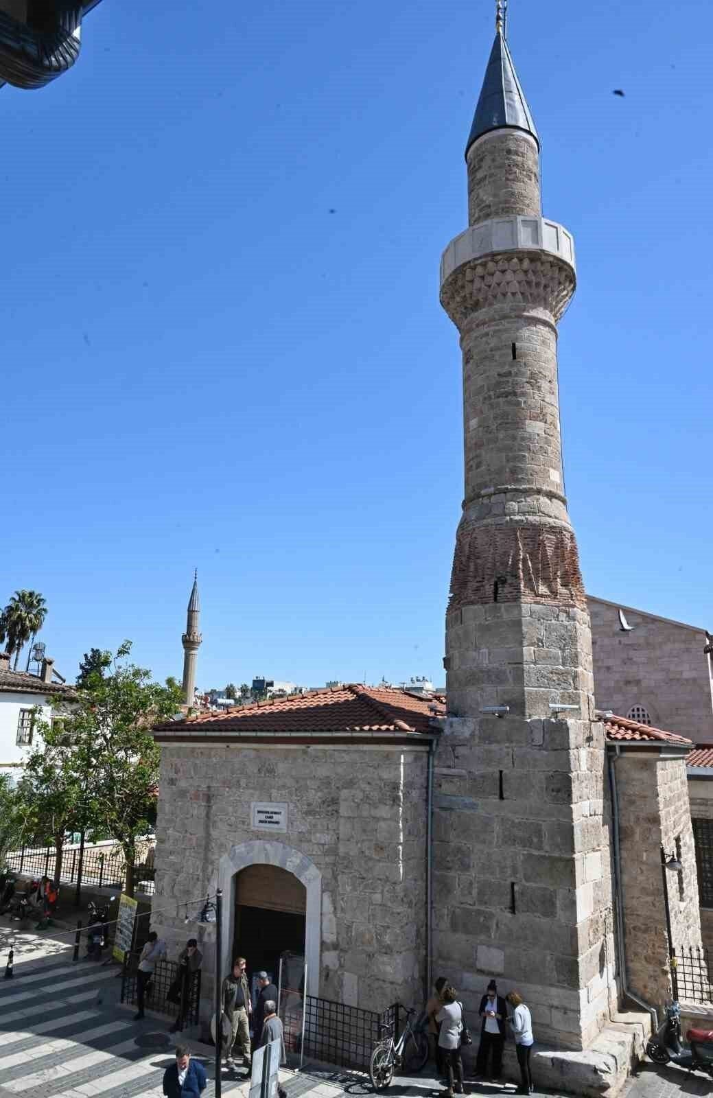 Bin 300 taş tek tek yerine monte edildi: Şehzade Korkut Camii eski görkeminde