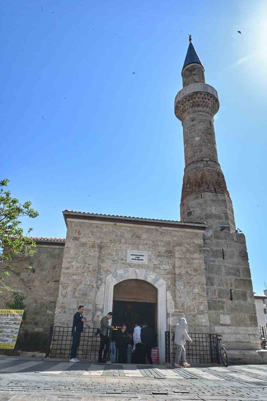 Bin 300 taş tek tek yerine monte edildi: Şehzade Korkut Camii eski görkeminde