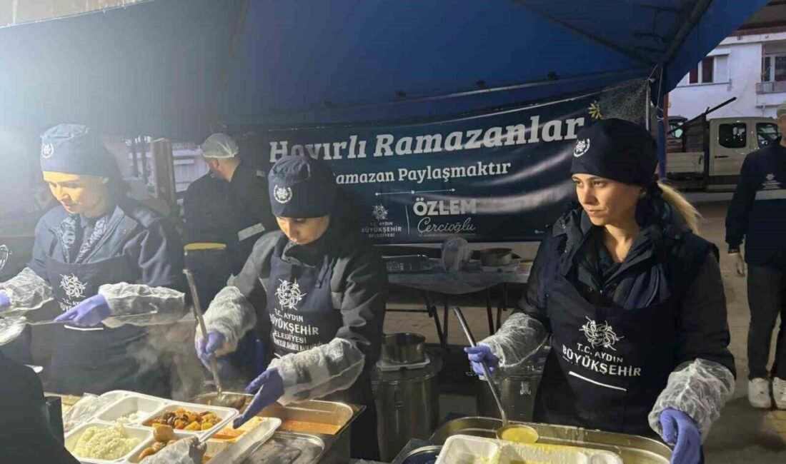 Aydın’ın Bozdoğan ilçesinde vatandaşlar ilk iftarlarını Aydın Büyükşehir Belediyesi’nin iftar