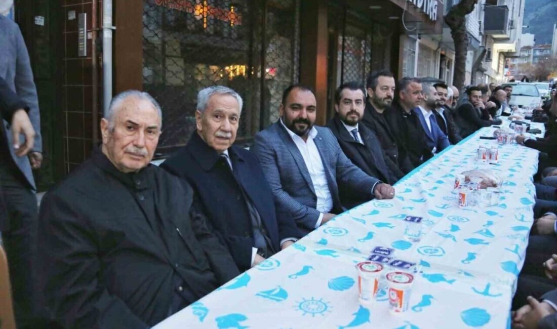 TBMM eski Başkanı Bülent Arınç, Manisa’nın Şehzadeler ilçesinde 2 hemşehri