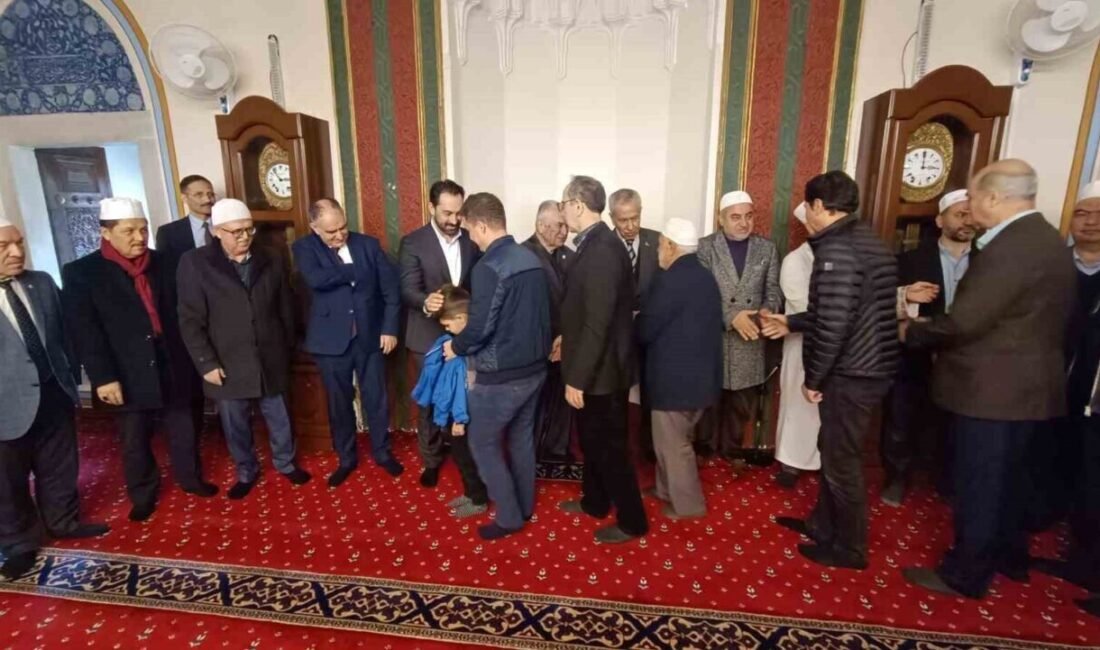 TBMM eski Başkanı Bülent Arınç, Şehzadeler İlçesindeki tarihi Sultan Camisi’nde,