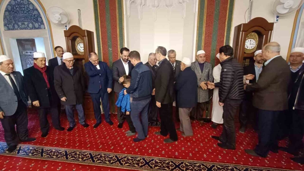 Bülent Arınç, aile fertleri için mevlit okuttu Bülent Arınç, aile fertleri için mevlit okuttu