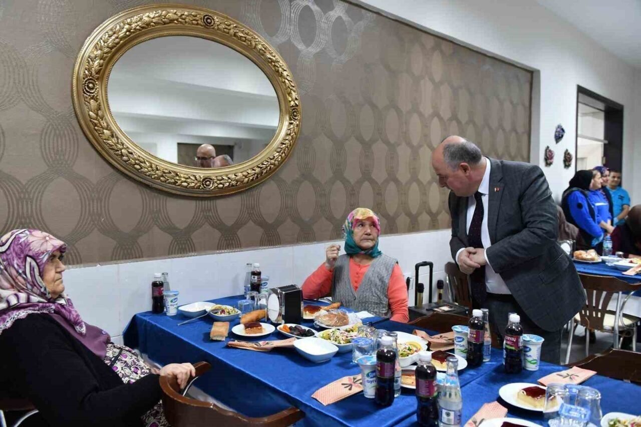 Denizli Valisi Coşkun huzurevi sakinleriyle iftar yaptı