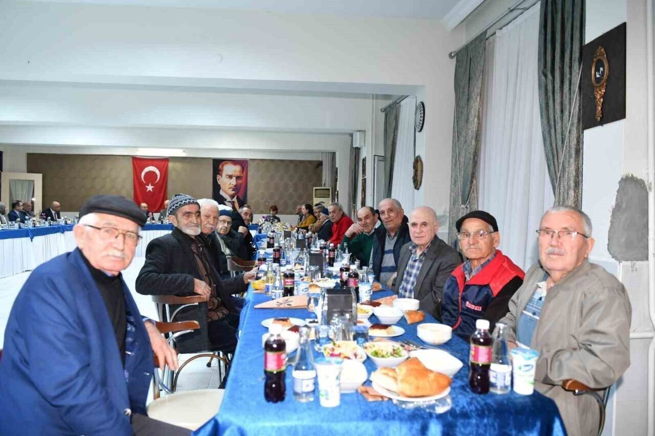 Denizli Valisi Coşkun huzurevi sakinleriyle iftar yaptı