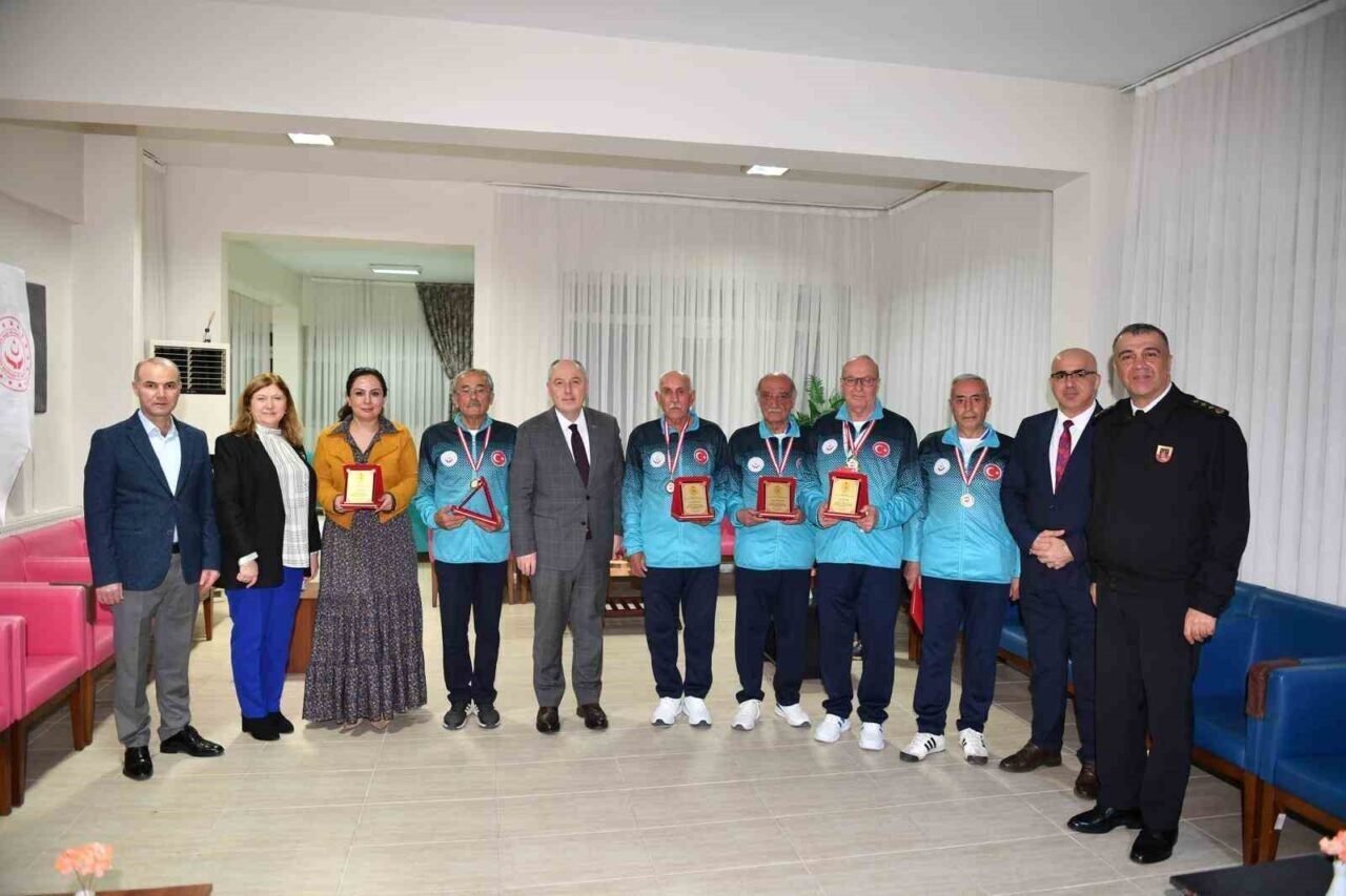 Denizli Valisi Coşkun huzurevi sakinleriyle iftar yaptı